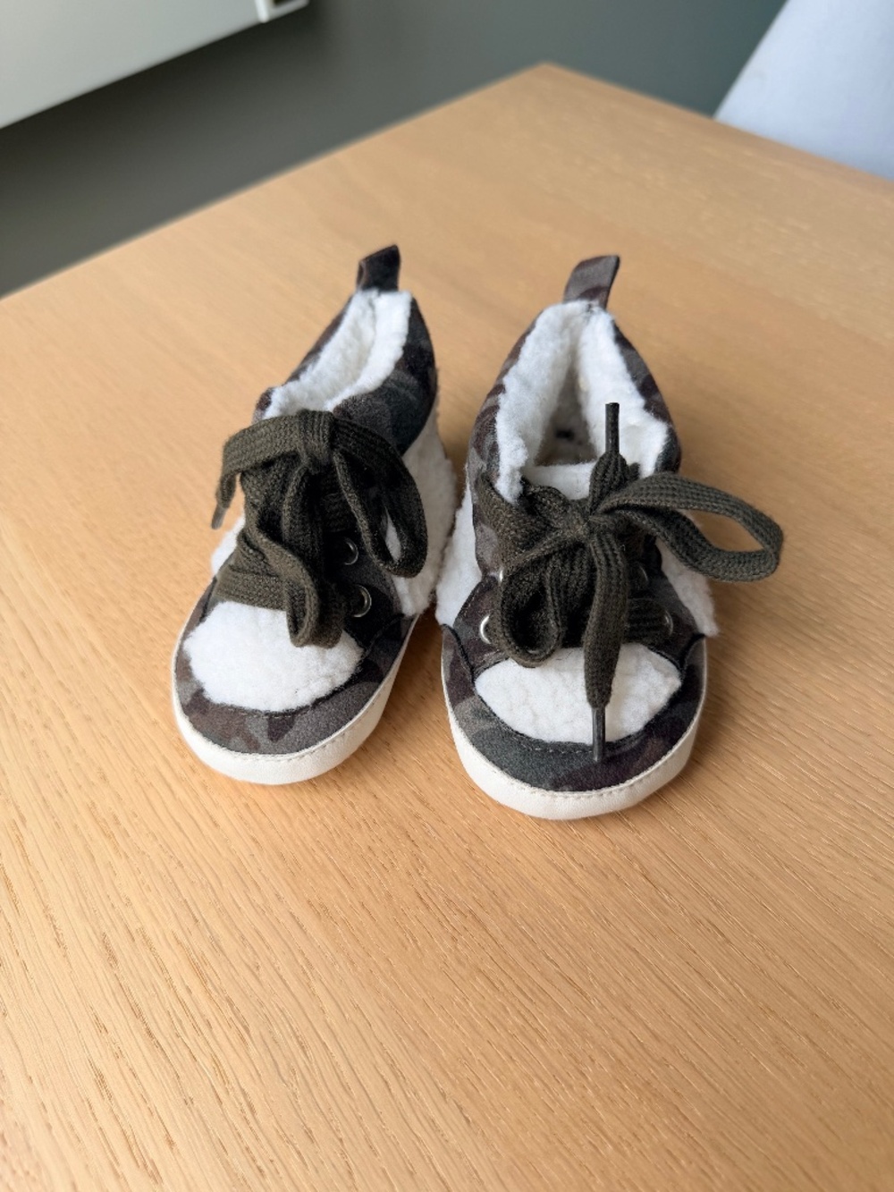 Gap Baby / Toddler Camo Hi-Top Sherpa Sneakers- size 6-12 months